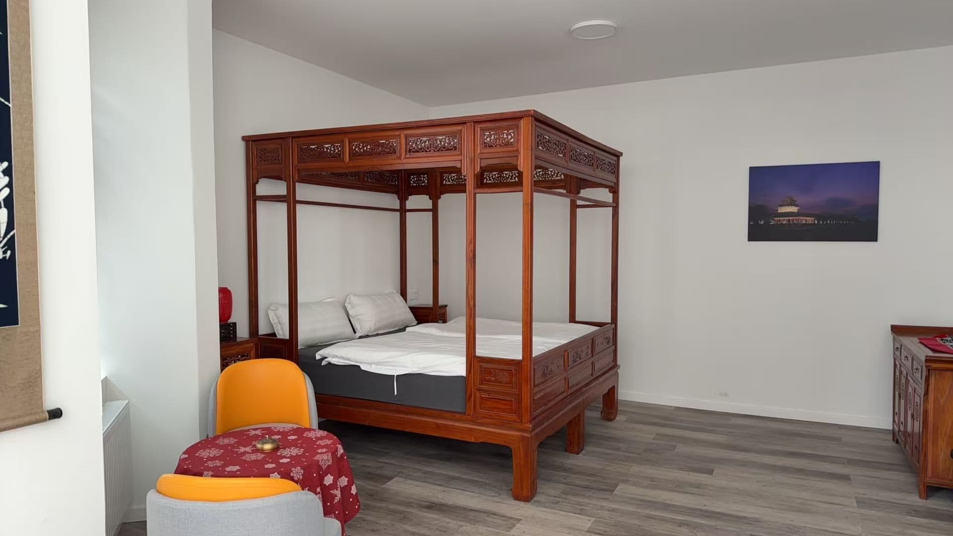 Themensuite mit Himmelbett, Sitzgruppe und Bild der Verbotenen Stadt